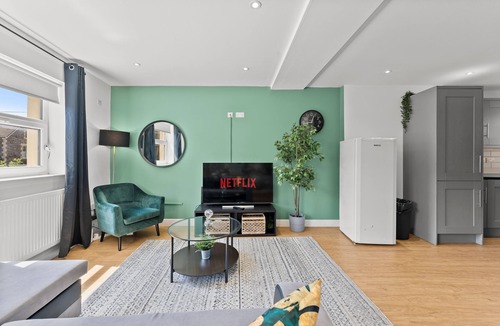 Staple Hill Apartment | Spacious Bristol Apartment - Parking & WIFI