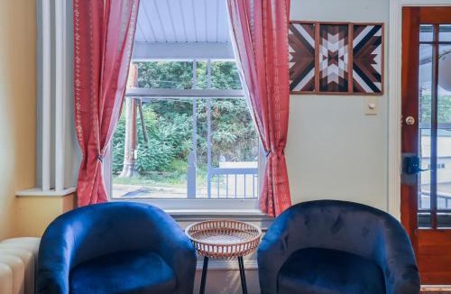 Ashfield House | Spacious Broadway Home Downtown Western Modern Charm with parking