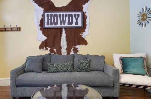 Ashfield House | Spacious Broadway Home Downtown Western Modern Charm with parking