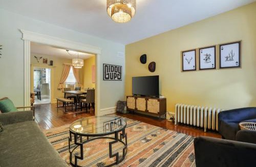 Ashfield House | Spacious Broadway Home Downtown Western Modern Charm with parking