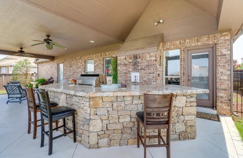 Broken Arrow House | Spacious Broken Arrow Retreat Yard and Grill!