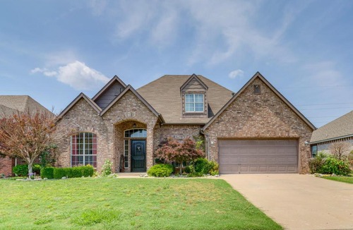 Broken Arrow House | Spacious Broken Arrow Retreat Yard and Grill!