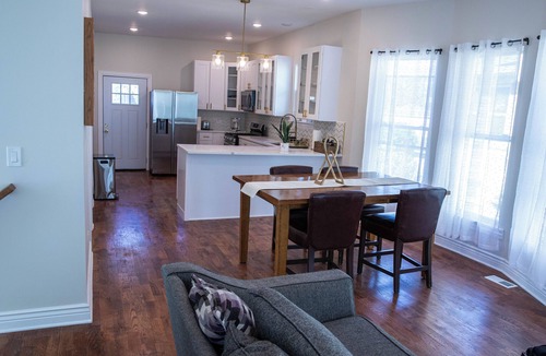 Brookfield House | Spacious Brookfield Home Near Zoo – Sleeps 10. Walk to Metra