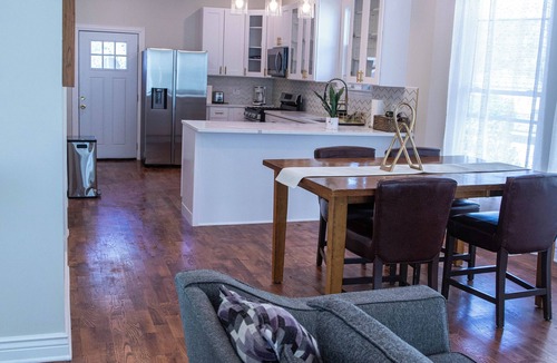 Brookfield House | Spacious Brookfield Home Near Zoo – Sleeps 10. Walk to Metra