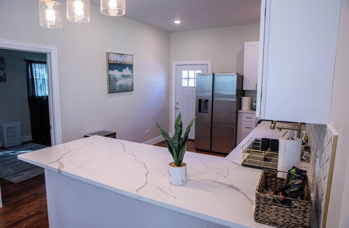 Brookfield House | Spacious Brookfield Home Near Zoo – Sleeps 10. Walk to Metra
