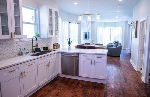 Brookfield House | Spacious Brookfield Home Near Zoo – Sleeps 10. Walk to Metra