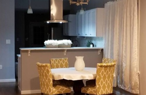 Capitol View House | Spacious Bungalow