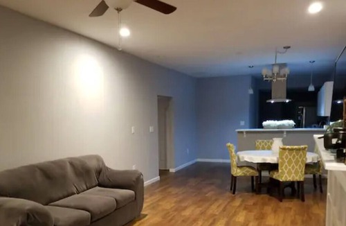 Capitol View House | Spacious Bungalow