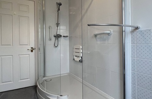 Hilperton House | Spacious bungalow with large private garden