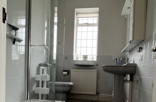 Hilperton House | Spacious bungalow with large private garden