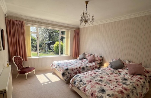 Hilperton House | Spacious bungalow with large private garden