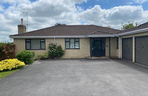 Hilperton House | Spacious bungalow with large private garden