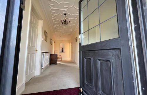 Hilperton House | Spacious bungalow with large private garden