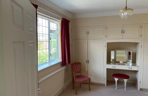 Hilperton House | Spacious bungalow with large private garden