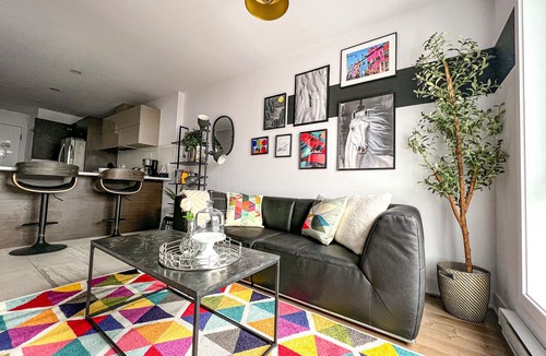 Cote-Des-Neiges—Notre-Dame-De-Grace House | ★Spacious*Business suite 1BR+den*24/7 Gym*Terrace★