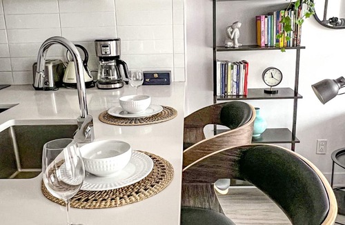 Cote-Des-Neiges—Notre-Dame-De-Grace House | ★Spacious*Business suite 1BR+den*24/7 Gym*Terrace★