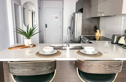 Cote-Des-Neiges—Notre-Dame-De-Grace House | ★Spacious*Business suite 1BR+den*24/7 Gym*Terrace★