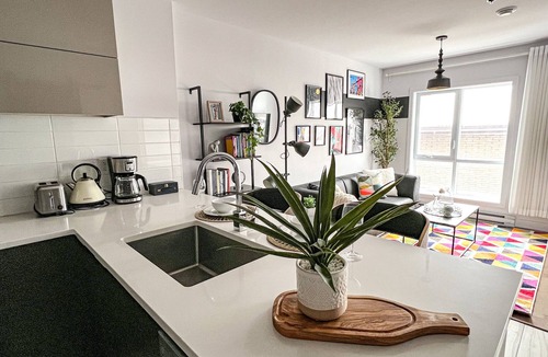 Cote-Des-Neiges—Notre-Dame-De-Grace House | ★Spacious*Business suite 1BR+den*24/7 Gym*Terrace★
