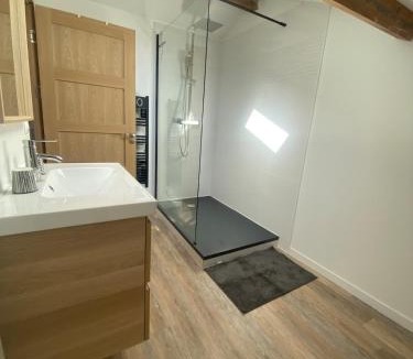 Saint-Martin-d'Ardeche Apartment | spacious cottage with hot tub