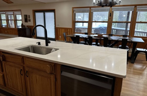 McHenry Cabin | Spacious cabin - Hot Tub - Pool Table - 5 min from Wisp