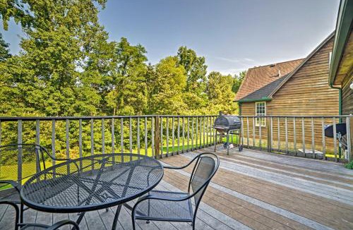Springville House | Spacious Cabin on Kentucky Lake with Large Deck!