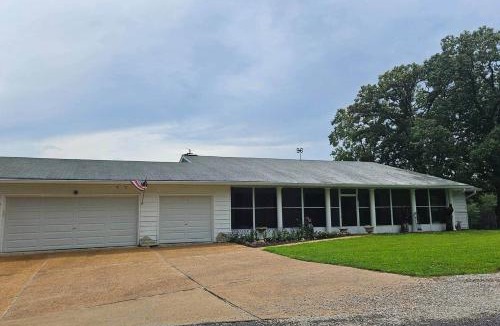 Grubville House | Spacious Cabin Retreat - Sleeps 12 -1hr from STL