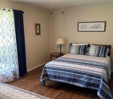Grubville House | Spacious Cabin Retreat - Sleeps 12 -1hr from STL