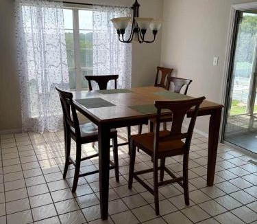 Grubville House | Spacious Cabin Retreat - Sleeps 12 -1hr from STL