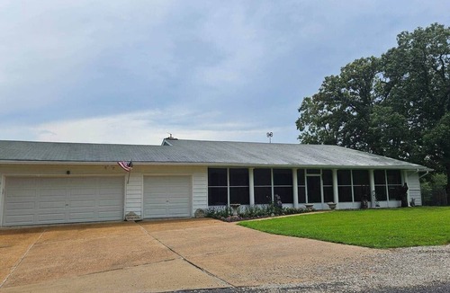 Grubville House | Spacious Cabin Retreat - Sleeps 12 -1hr from STL