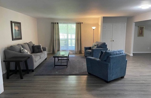 Grubville House | Spacious Cabin Retreat - Sleeps 12 -1hr from STL