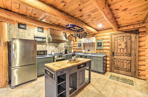 Middle Grove Cabin | Spacious Cabin w/Decks Near Saratoga Race Course!
