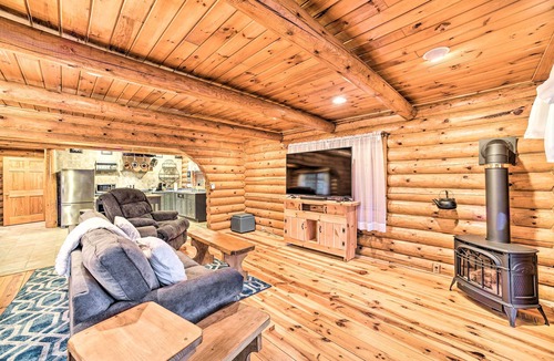 Middle Grove Cabin | Spacious Cabin w/Decks Near Saratoga Race Course!
