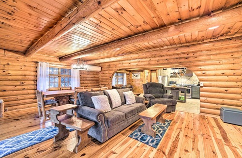 Middle Grove Cabin | Spacious Cabin w/Decks Near Saratoga Race Course!