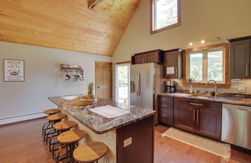 Oxford House | Spacious Cabin w/Private Dock on Thompson Lake