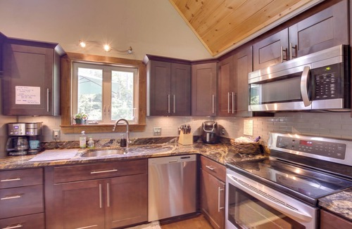 Oxford House | Spacious Cabin w/Private Dock on Thompson Lake