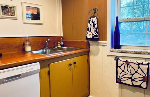 Goreville Cottage | Spacious Cabin with Beautiful Sunsets in the Heart of Hiking and Wine Country