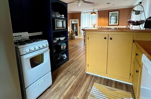 Goreville Cottage | Spacious Cabin with Beautiful Sunsets in the Heart of Hiking and Wine Country