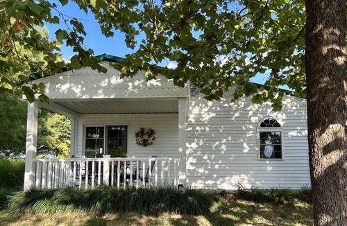 Goreville Cottage | Spacious Cabin with Beautiful Sunsets in the Heart of Hiking and Wine Country