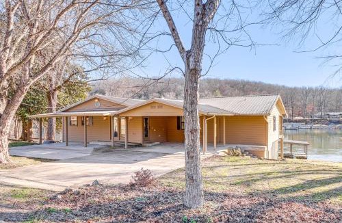 Flippin House | Spacious Cabin with Private Dock on White River!