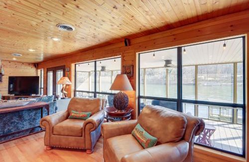 Flippin House | Spacious Cabin with Private Dock on White River!