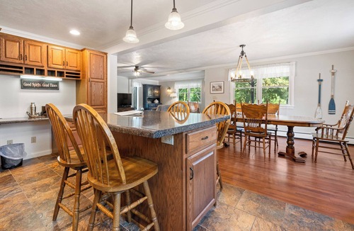 Ephraim Cabin | Spacious Captain's Quarters - Central Ephraim