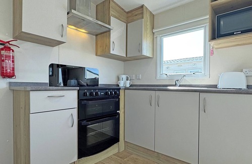 Ingoldmells House | Spacious caravan with one double and two twin.