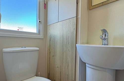 Ingoldmells House | Spacious caravan with one double and two twin.