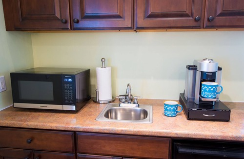 Beaufort Apartment | Spacious Carriage House with Pool & King Bed