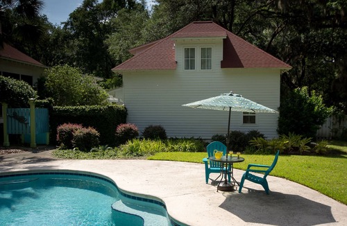 Beaufort Apartment | Spacious Carriage House with Pool & King Bed