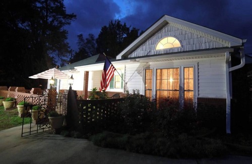 Aiken House | Spacious Carriage House, 2BR, Full Kitchen