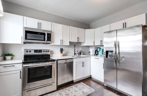 Richmond House | Spacious Carytown Home: 6BR, Free Parking!