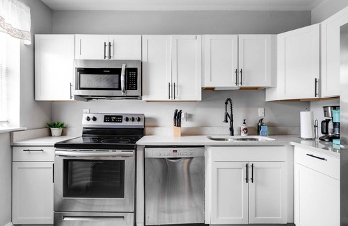 Richmond House | Spacious Carytown Home: 6BR, Free Parking!