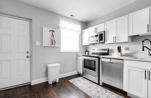 Richmond House | Spacious Carytown Home: 6BR, Free Parking!