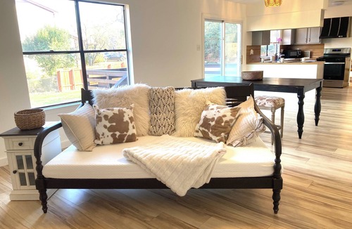Northwood House | Spacious Castle Retreat in beautiful North Austin, 3 mn from the Domain!